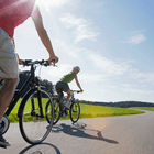 Além de ser um lazer, andar de bike é uma atividade física que gasta de 400 a 500 kcal em uma hora (Foto: Getty Images)
