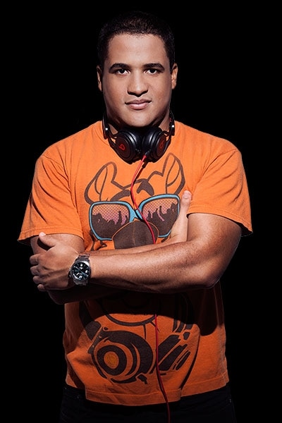 DJ Naylson Carvalho comanda o segundo aniversário da Academia Alpha Vilas 2