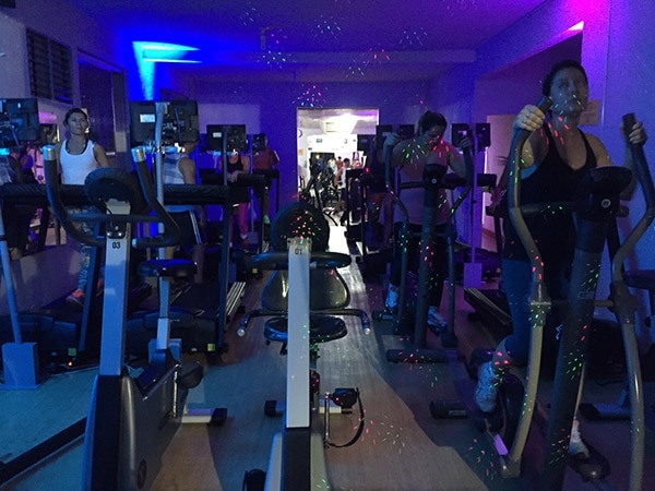 Rede Alpha Fitness coloca DJs para entreter os alunos e agitar as aulas