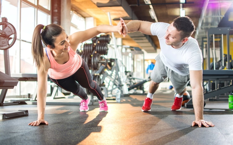 Praticar atividade física com amigos estimula o exercício, diz especialista